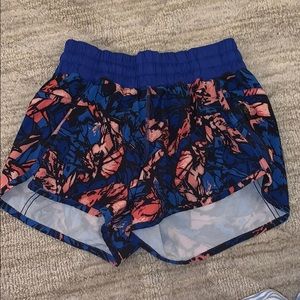 fun patterned lulu lemon shorts 6”